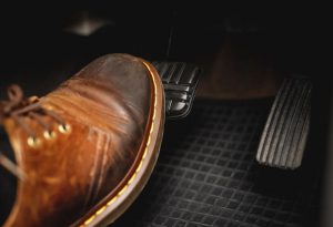 is it illegal to drive barefoot